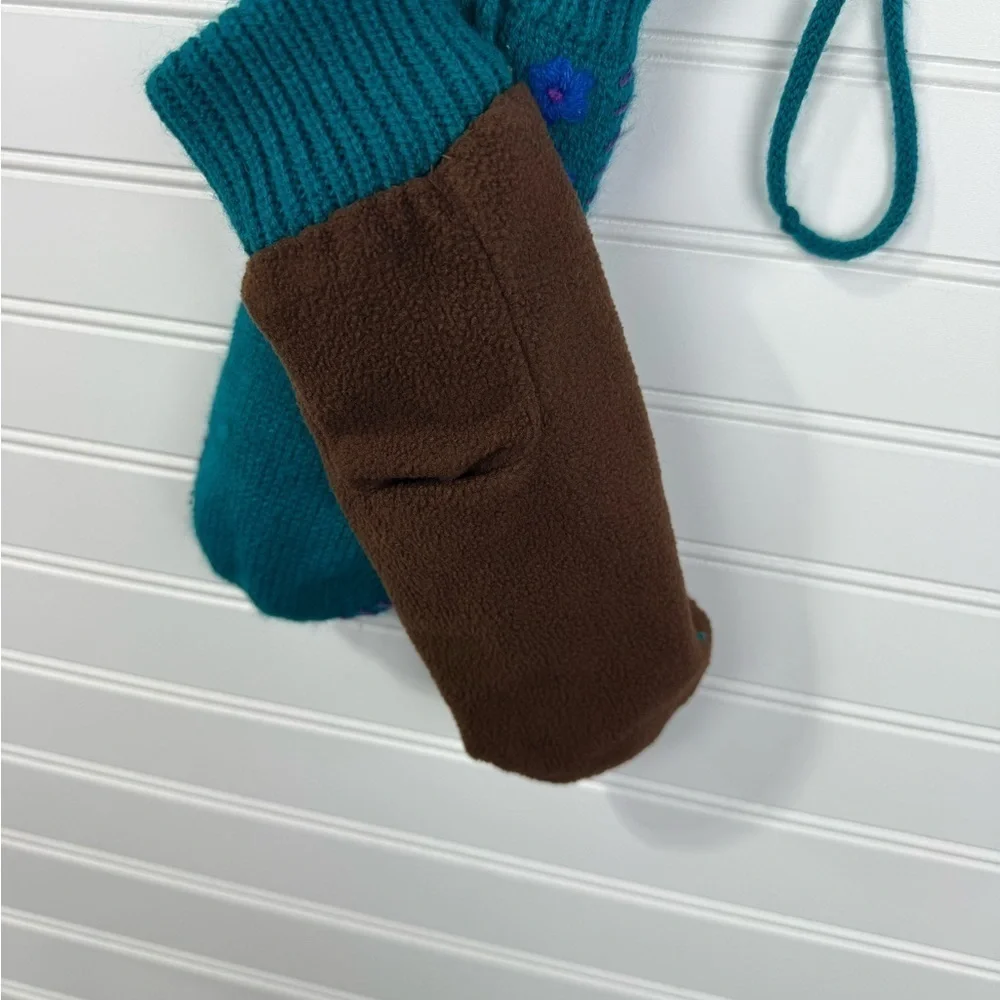 Women’s knit turquoise floral mittens.